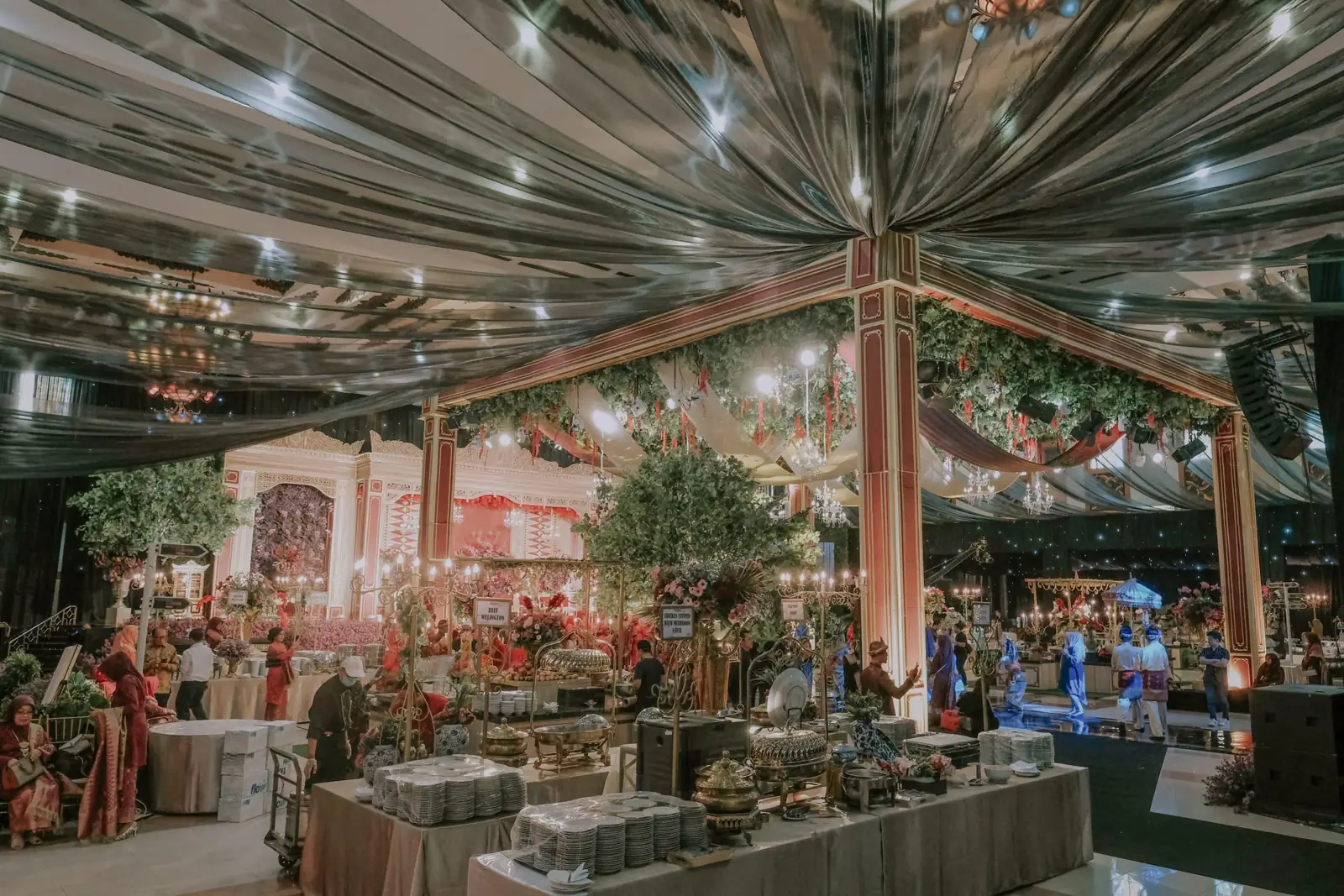 Dekorasi dan buffet pernikahan Sonokembang Catering Surabaya