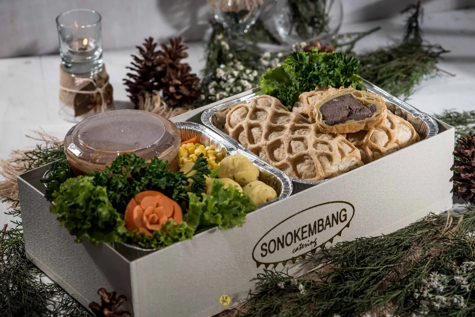 Hampers Beef Wellington Sonokembang dalam kotak eksklusif berisi pai dan sayuran