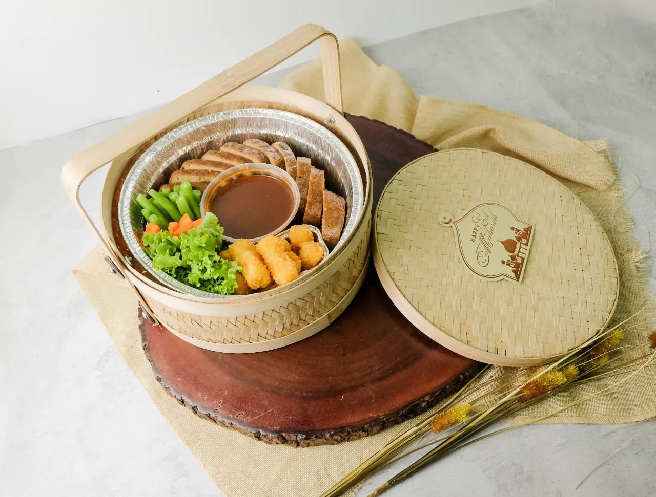 Hampers Galantin Rantang Bambu Sonokembang dengan saus, sayuran, dan kentang