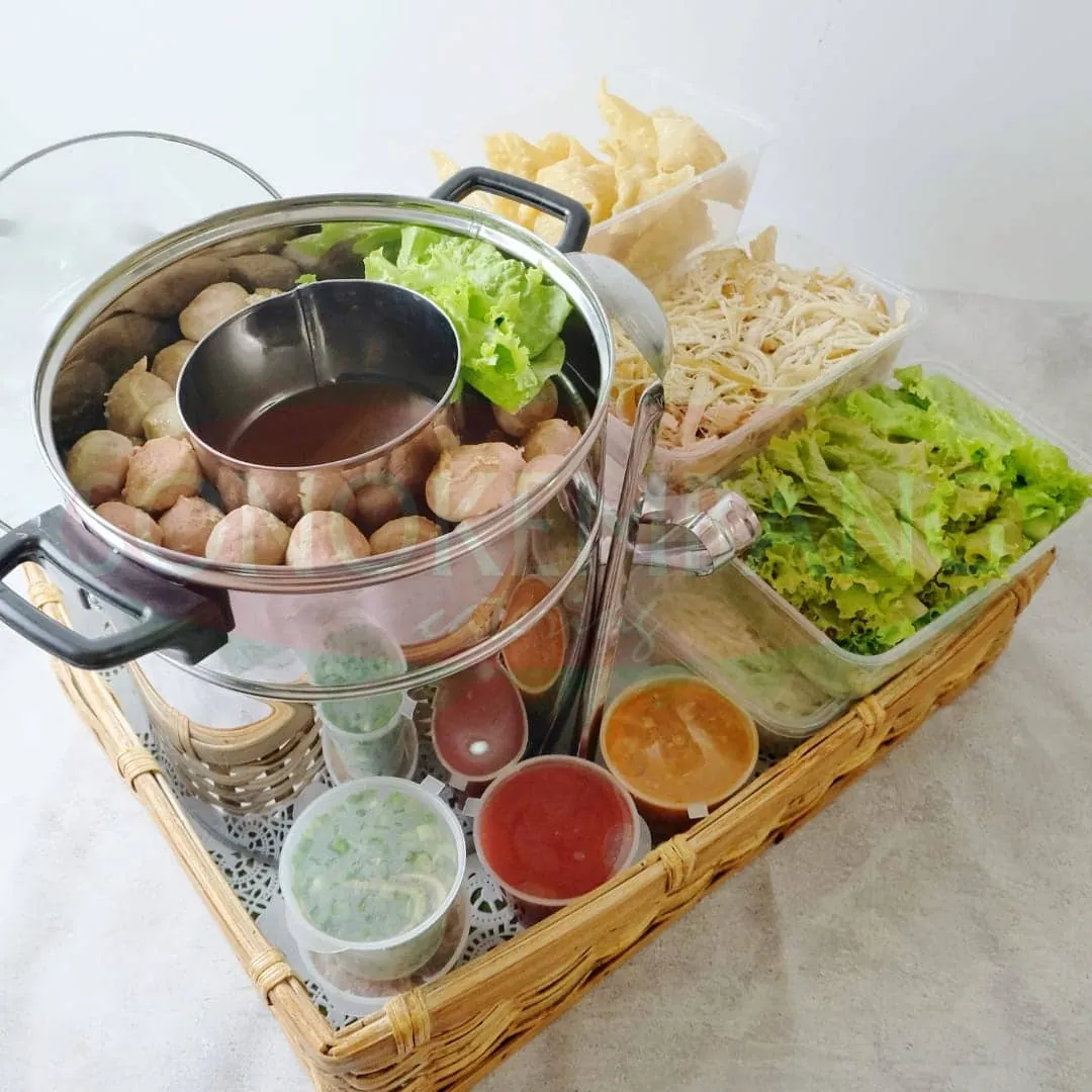 Hampers Pangsit Pengantin Berdandang Sonokembang berisi bakso, kuah dalam dandang, sayur, dan sambal