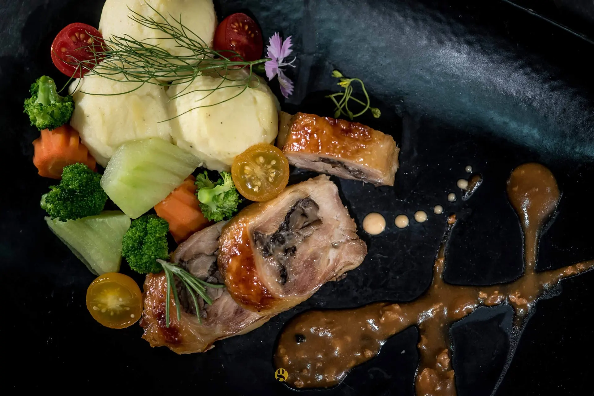 Menu ayam panggang dengan sayuran Sonokembang Catering Surabaya