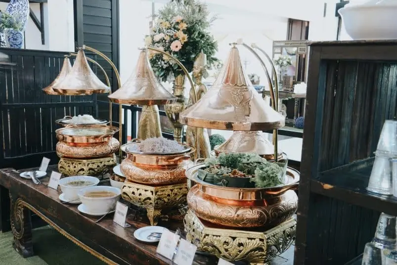 Prasmanan tradisional pernikahan dengan wadah tembaga, Sonokembang Catering Surabaya